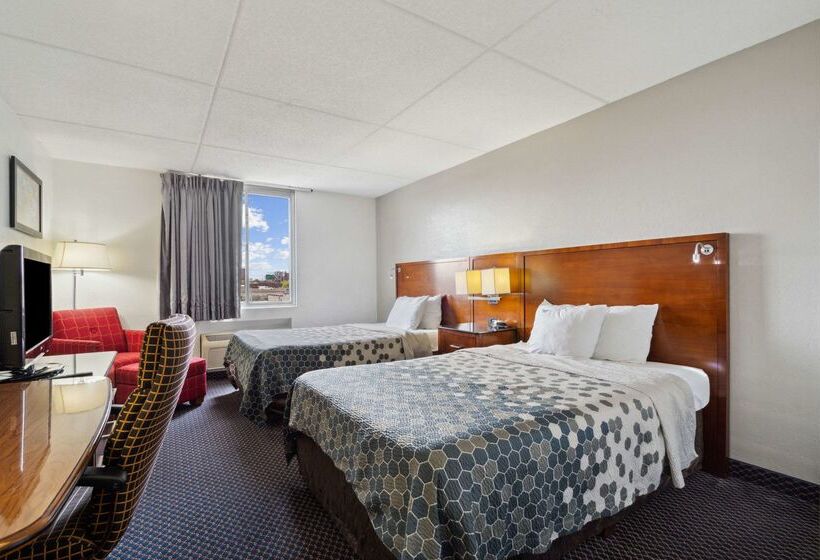 فندق Econo Lodge Inn & Suites