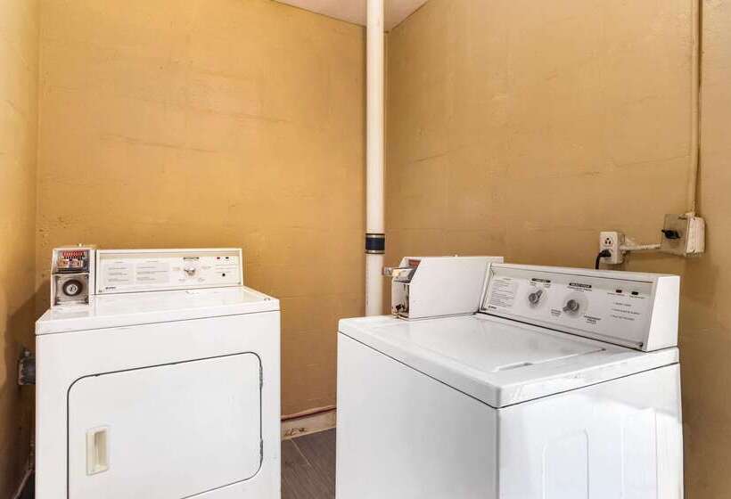 فندق Econo Lodge   Perry National Fair Ground Area