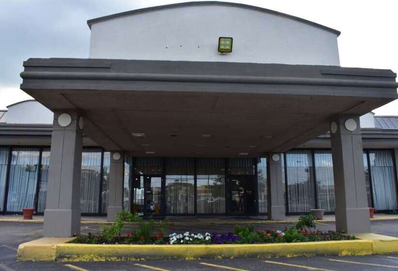 هتل Fairbridge Inn Express Melrose Park