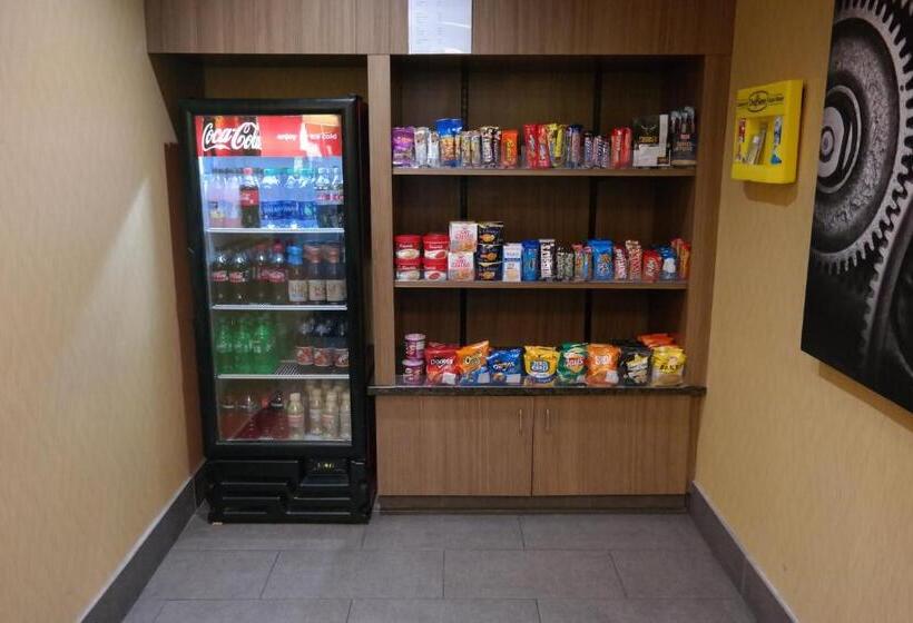 Отель Holiday Inn Express Fredericksburg   Southpoint, An Ihg