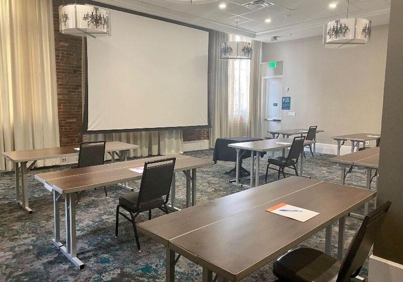 هتل Indigo Savannah Historic District, An Ihg