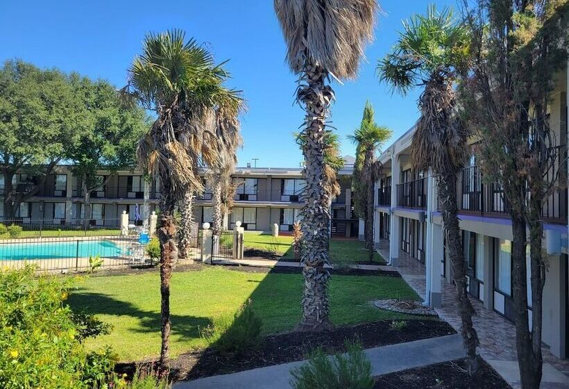 ホテル Knights Inn San Antonio Near Frost Bank Center