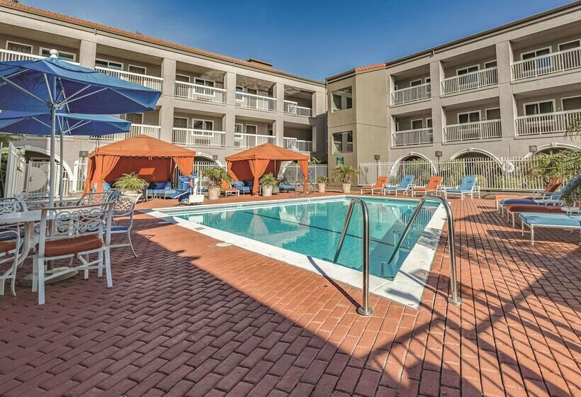 Отель La Quinta By Wyndham San Francisco Airport West