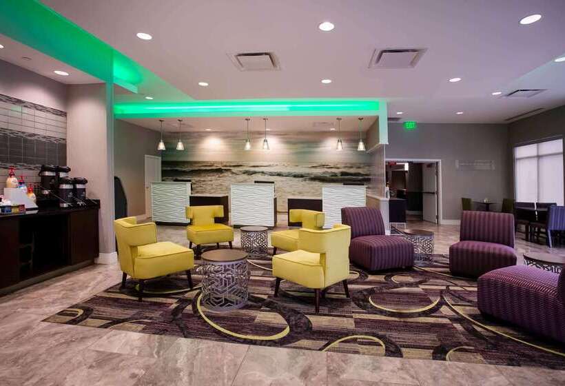 Отель La Quinta By Wyndham Virginia Beach