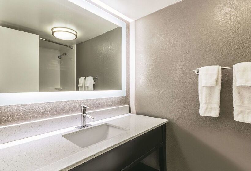 Отель La Quinta By Wyndham Virginia Beach