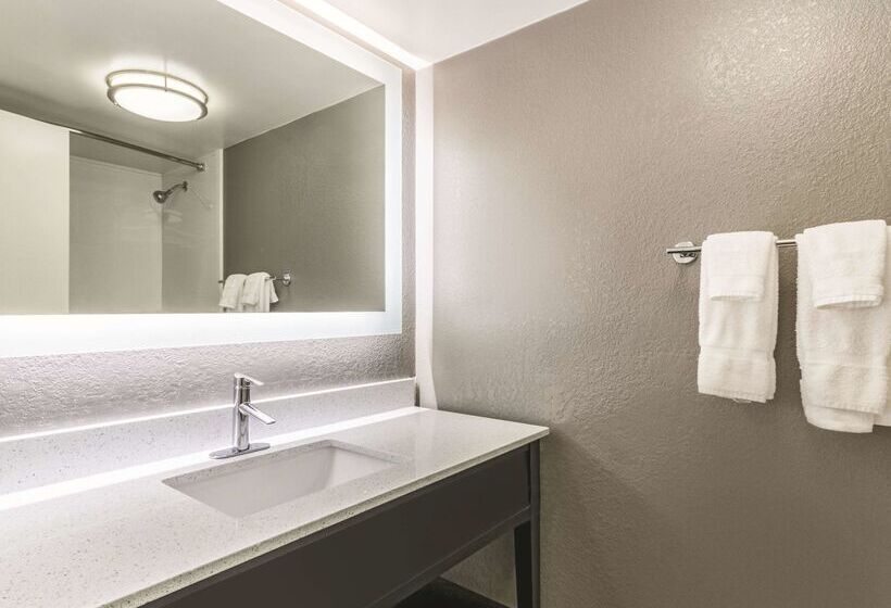 Отель La Quinta By Wyndham Virginia Beach