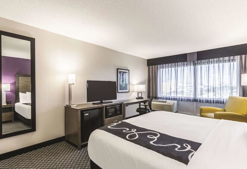 Отель La Quinta By Wyndham Virginia Beach