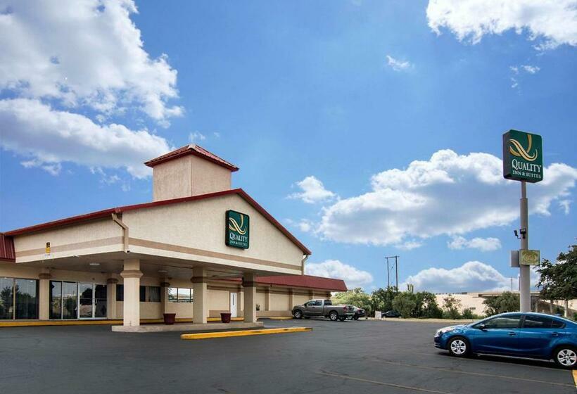 Отель Quality Inn & Suites