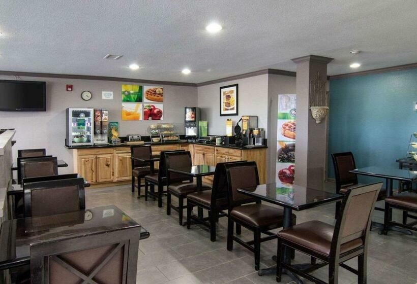 Отель Quality Inn & Suites