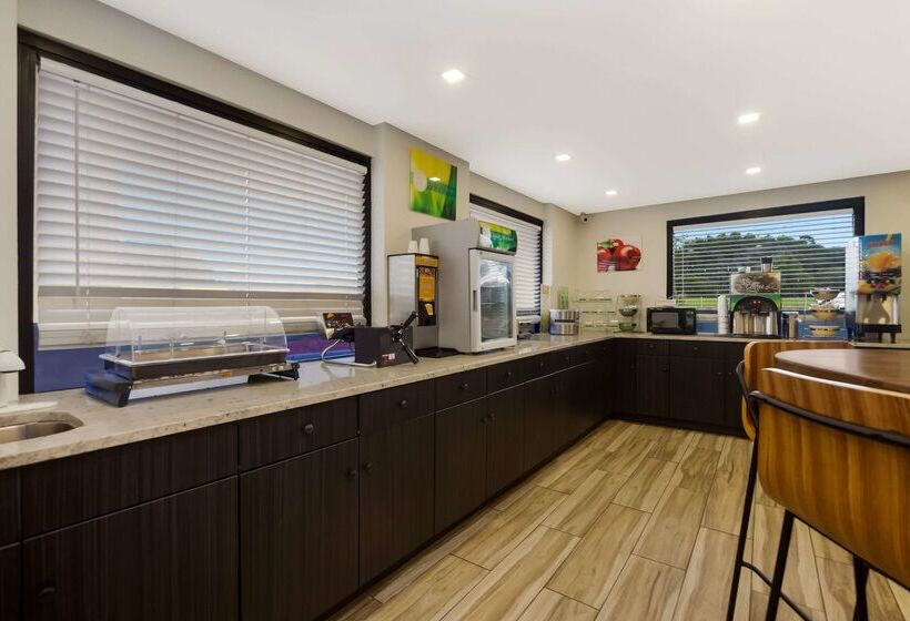 Отель Quality Inn Coliseum