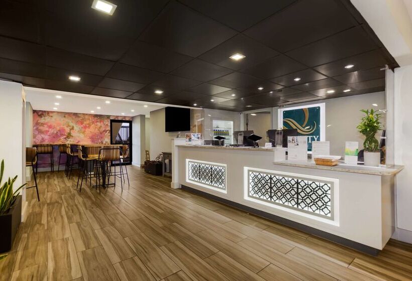 Отель Quality Inn Coliseum