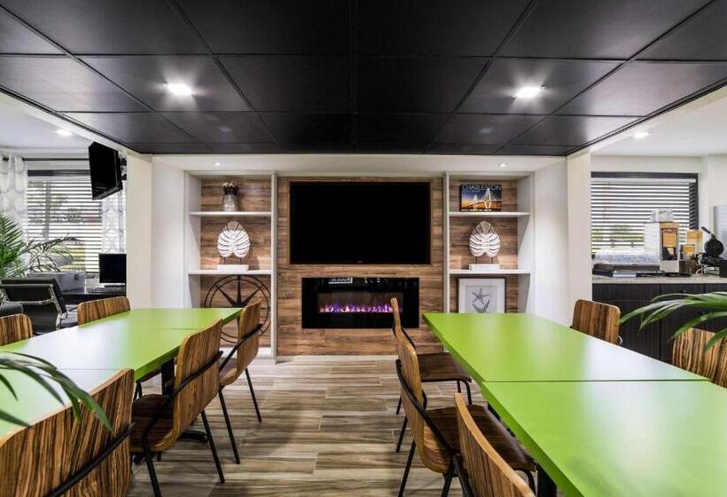 Отель Quality Inn Coliseum