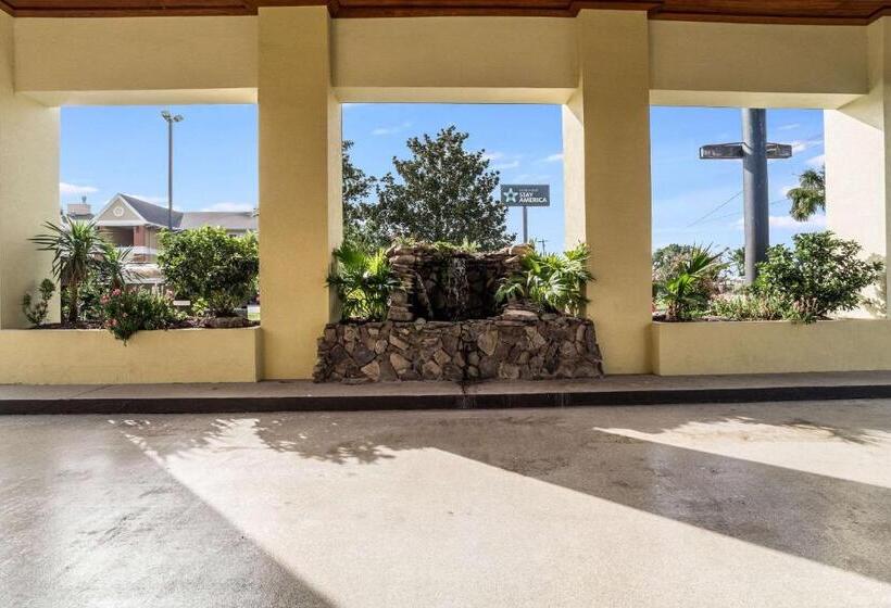 Отель Quality Inn Coliseum