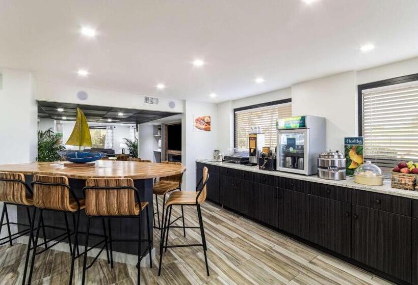 Отель Quality Inn Coliseum