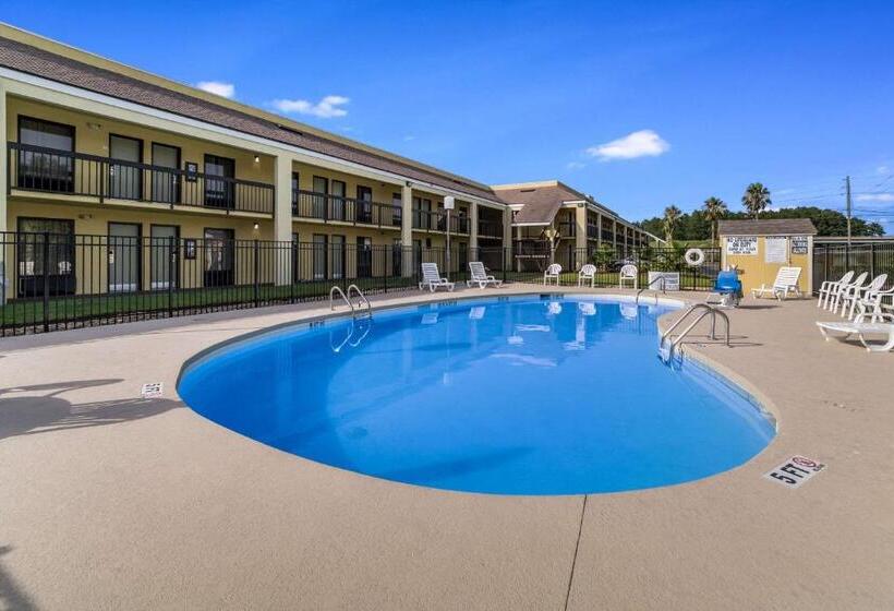 Отель Quality Inn Coliseum