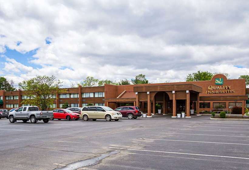 호텔 Quality Inn & Suites