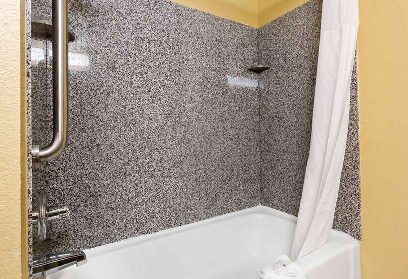 Отель Quality Inn & Suites Bloomington University Area