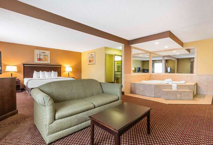 Отель Quality Inn & Suites Bloomington University Area