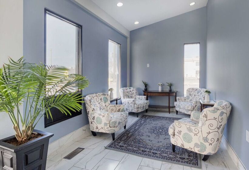 Отель Quality Inn & Suites Bloomington University Area