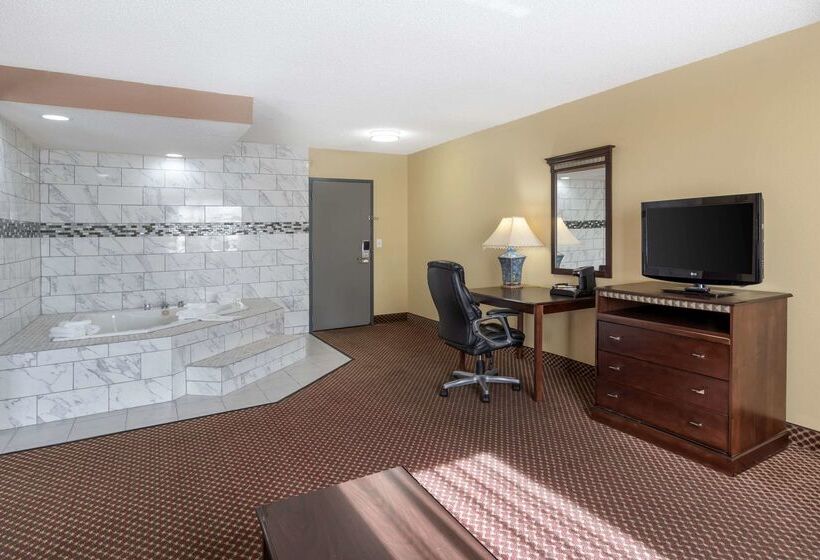 Отель Quality Inn & Suites Bloomington University Area
