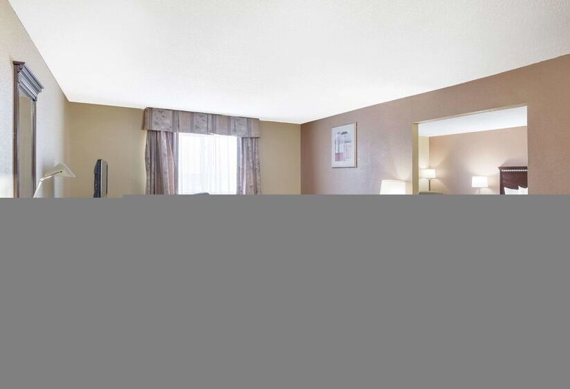 Отель Quality Inn & Suites Bloomington University Area