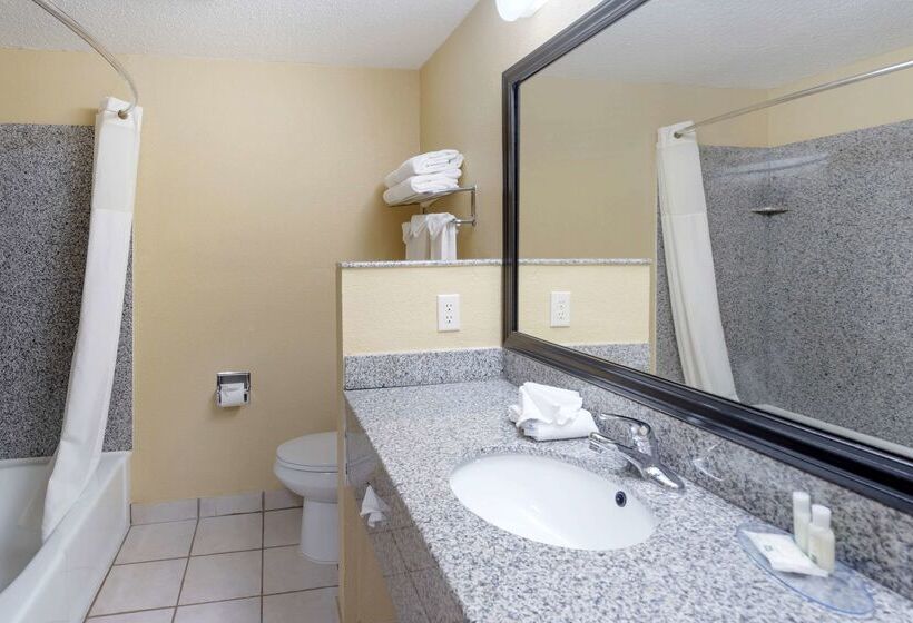 Отель Quality Inn & Suites Bloomington University Area