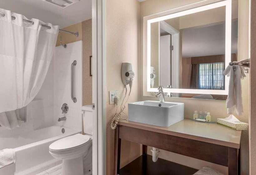 هتل Quality Inn & Suites Camarillooxnard