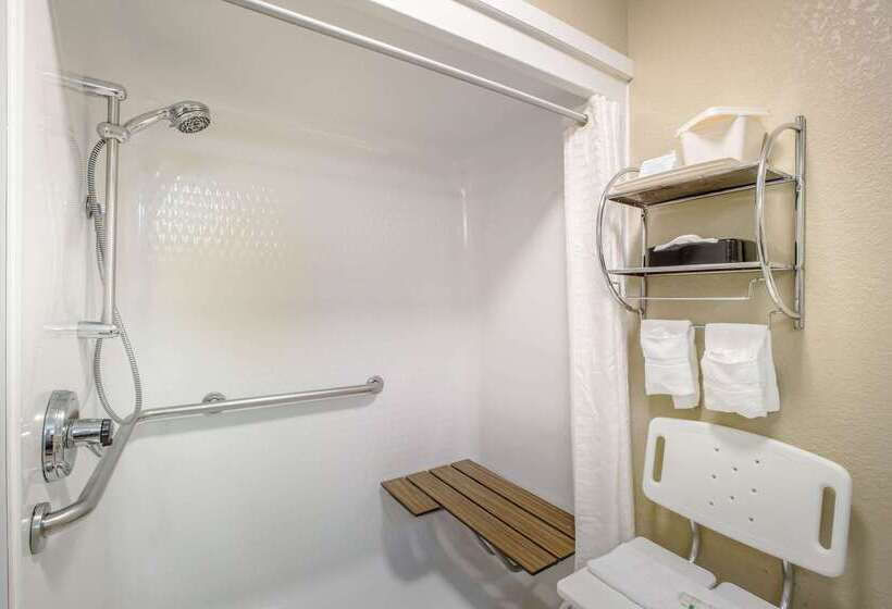 Отель Quality Inn & Suites Lawrence  University Area