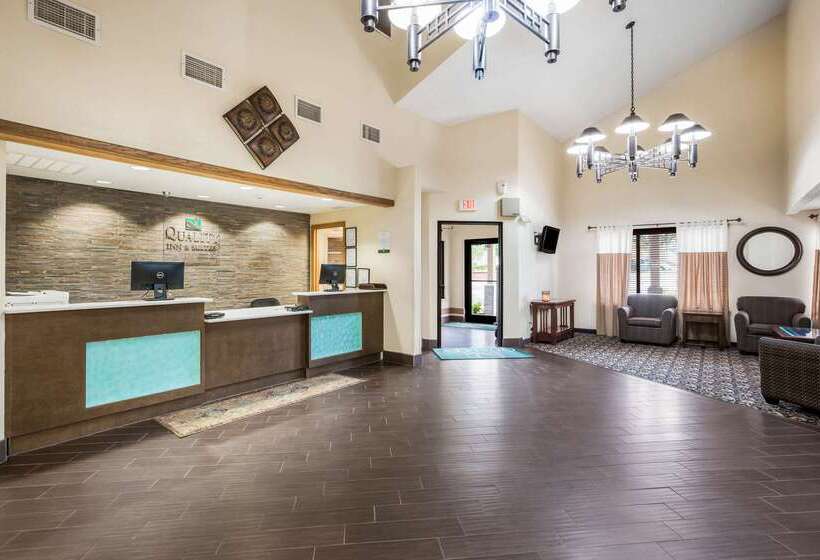 Отель Quality Inn & Suites Lawrence  University Area