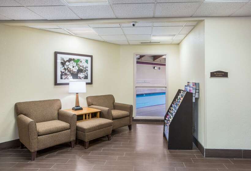 Отель Quality Inn & Suites Lawrence  University Area