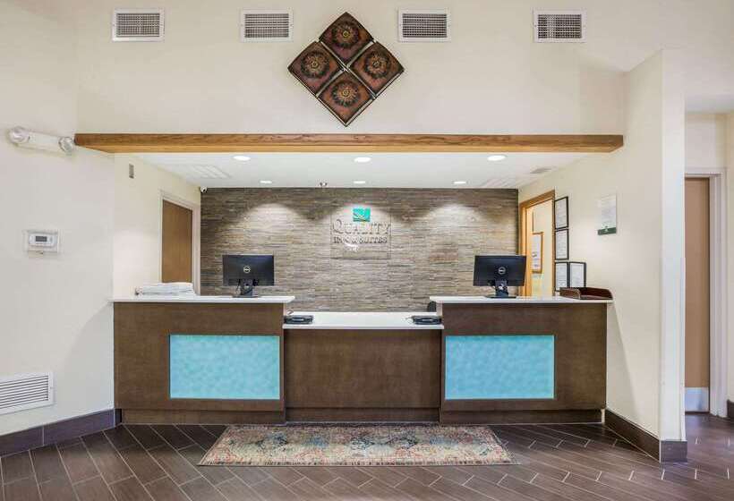 Отель Quality Inn & Suites Lawrence  University Area