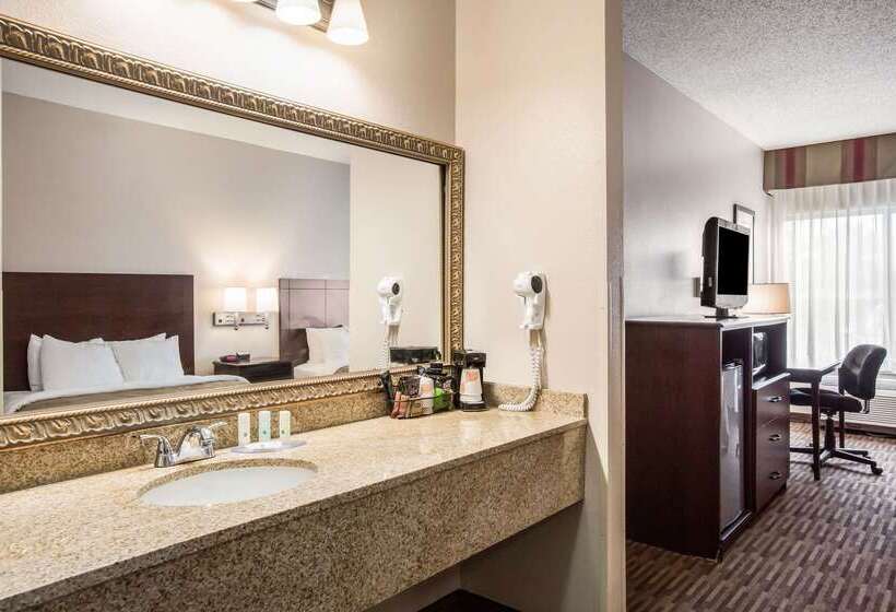 Отель Quality Inn & Suites Lawrence  University Area