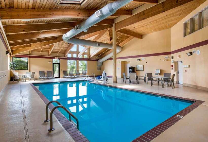 Отель Quality Inn & Suites Lawrence  University Area