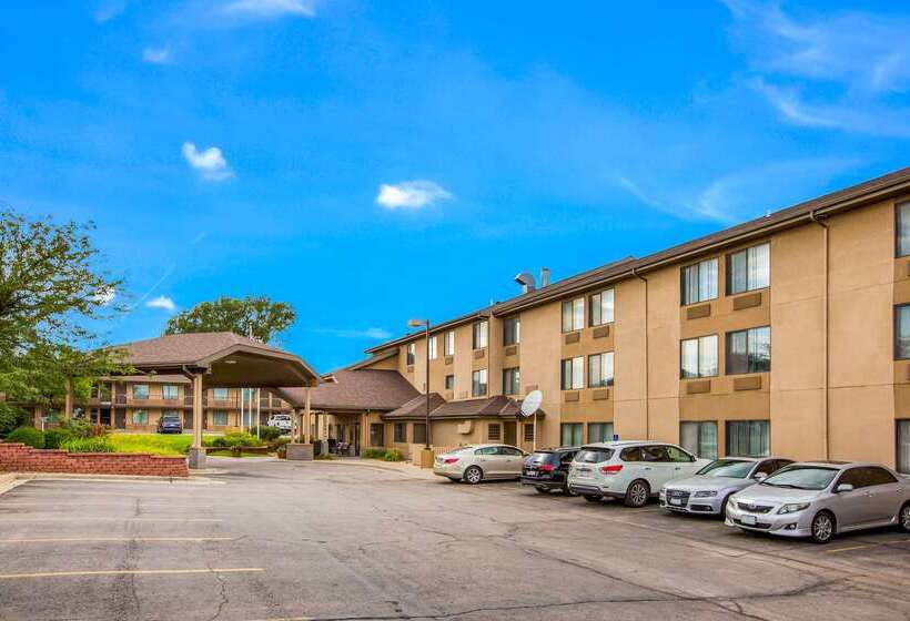 Отель Quality Inn & Suites Lawrence  University Area