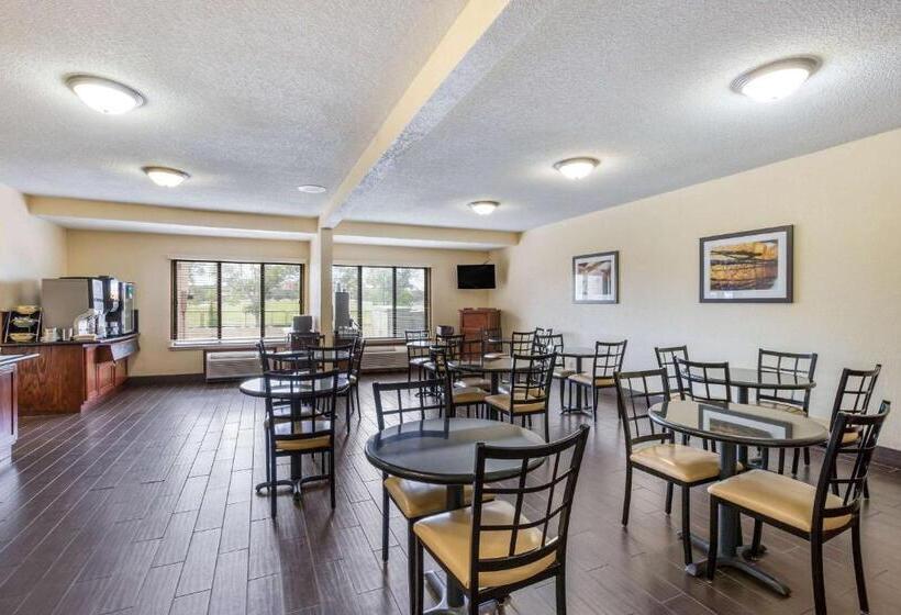Отель Quality Inn & Suites Lawrence  University Area