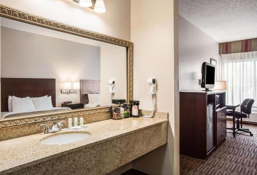 Отель Quality Inn & Suites Lawrence  University Area