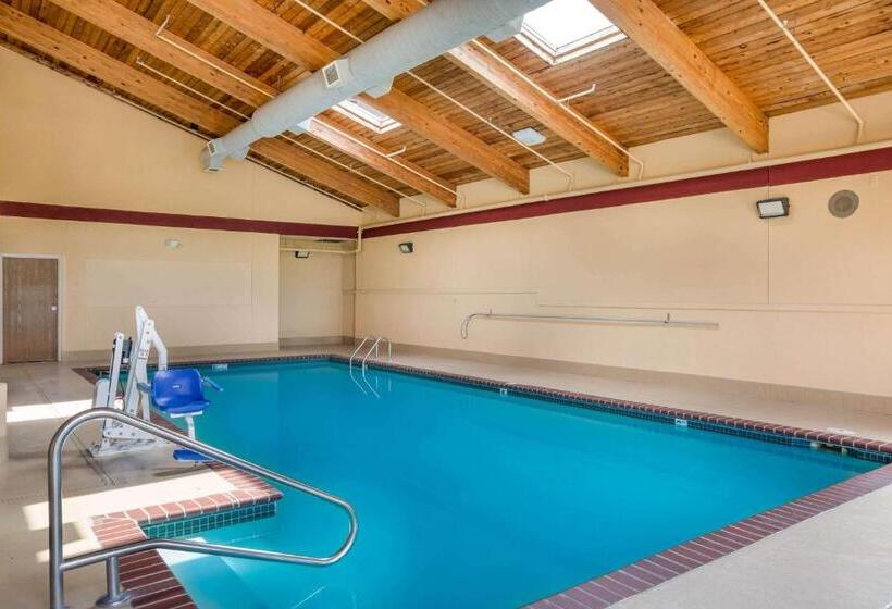 Отель Quality Inn & Suites Lawrence  University Area