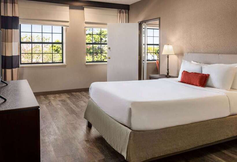 ホテル Ramada By Wyndham Albuquerque Airport