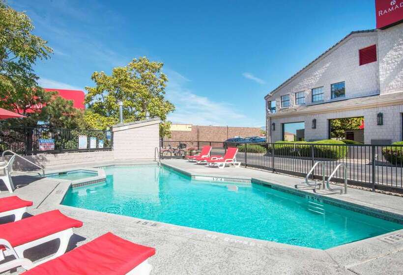 ホテル Ramada By Wyndham Albuquerque Airport