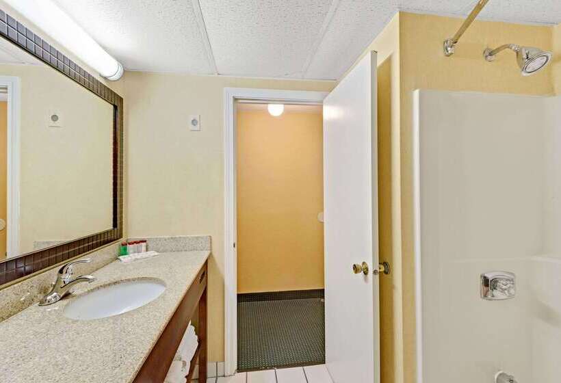 هتل Ramada By Wyndham Kittery