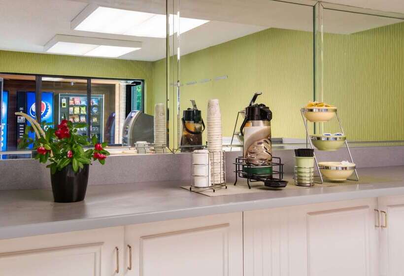 فندق Rodeway Inn At Fort Lee