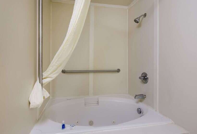 فندق Rodeway Inn At Fort Lee