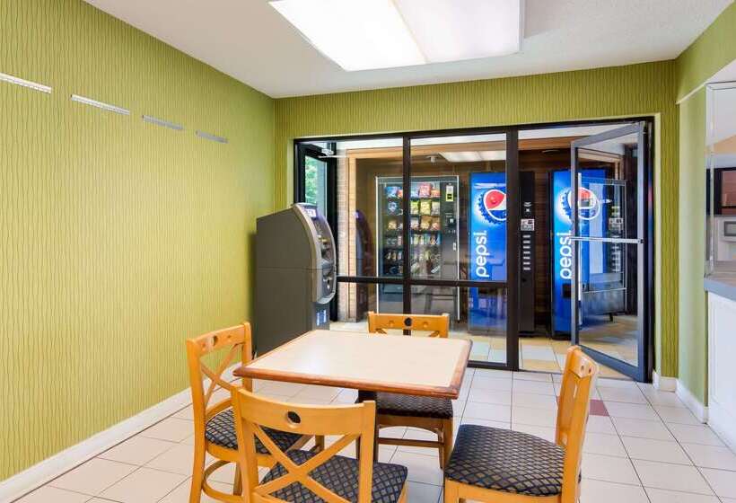 فندق Rodeway Inn At Fort Lee