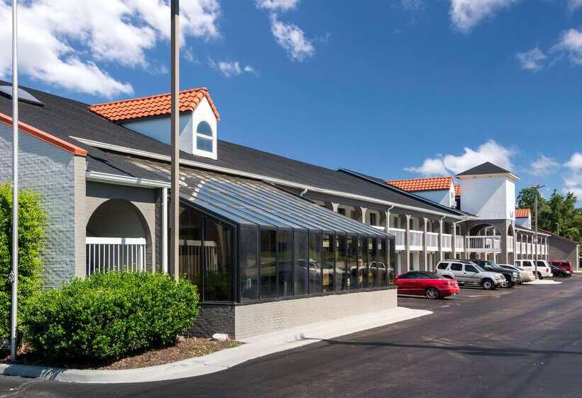 فندق Rodeway Inn At Fort Lee