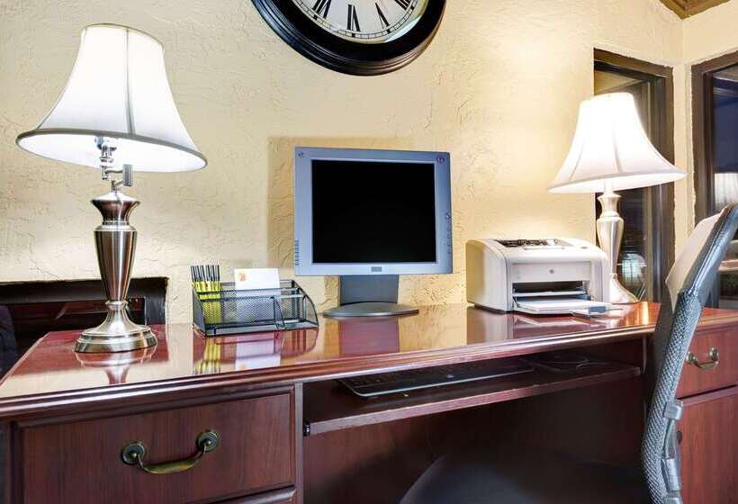 Отель Super 8 By Wyndham Hutchinson