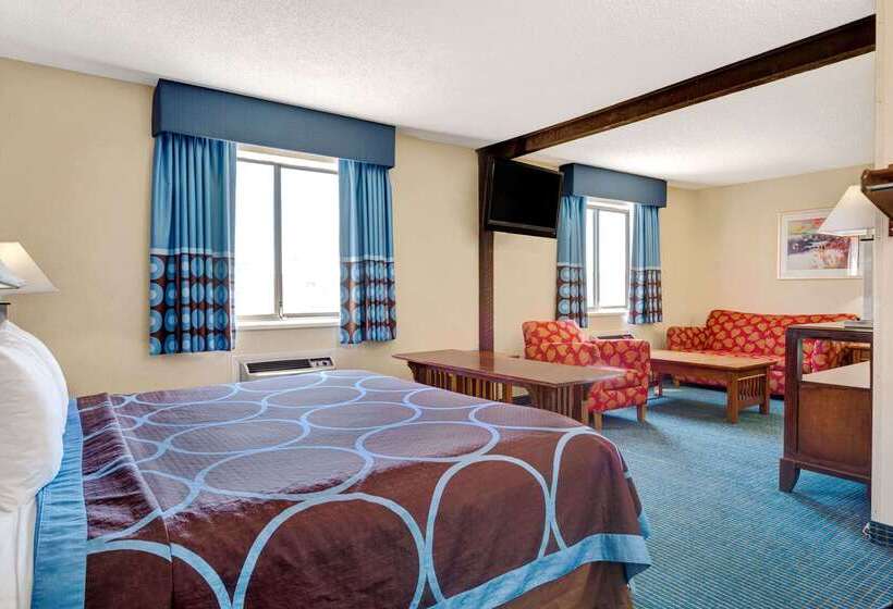 Отель Super 8 By Wyndham Hutchinson