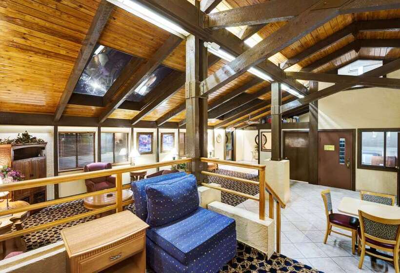 Отель Super 8 By Wyndham Hutchinson