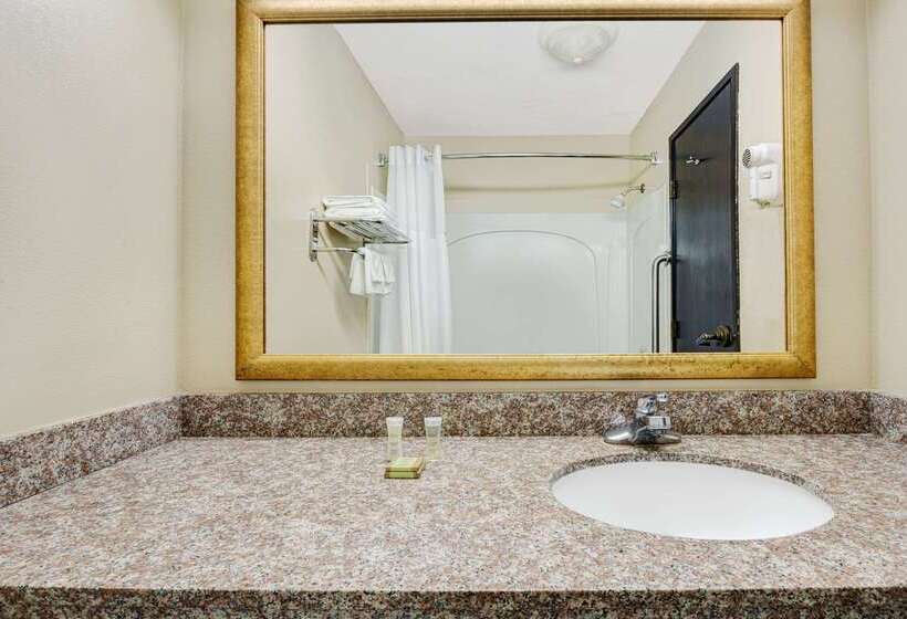 Отель Super 8 By Wyndham Hutchinson