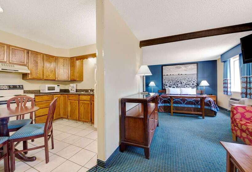 Отель Super 8 By Wyndham Hutchinson