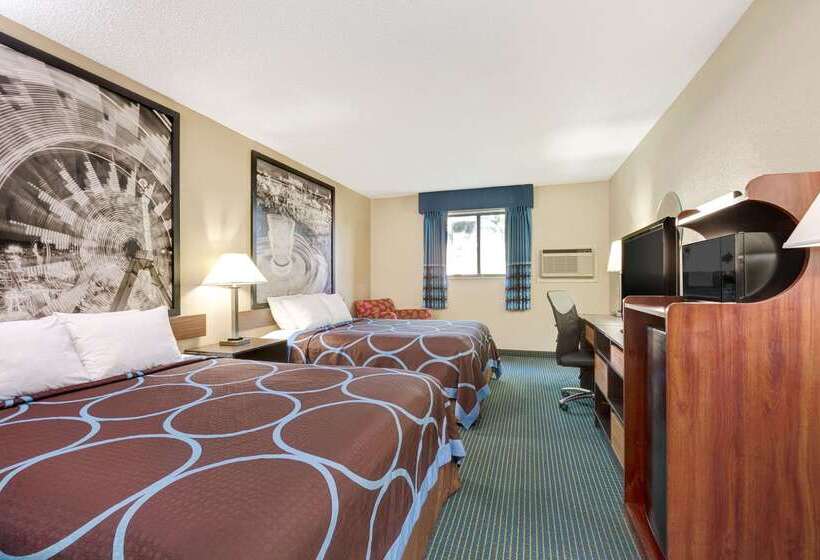 Отель Super 8 By Wyndham Hutchinson